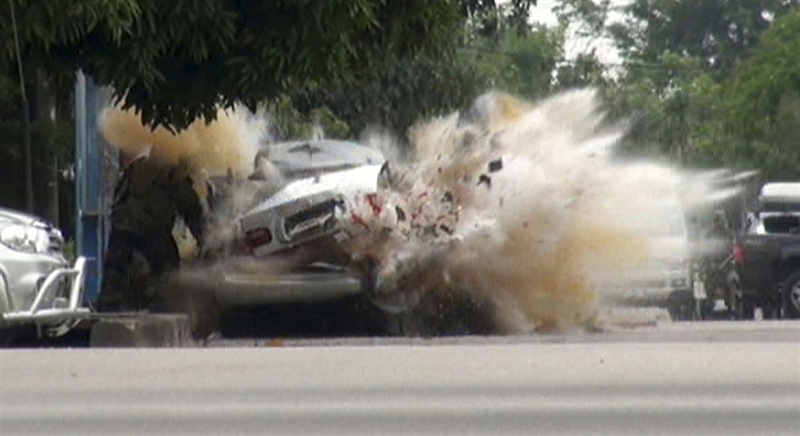 Illustration for article titled The Four Frame Horror of a Car Exploding In Front of a Bomb Squad Officer